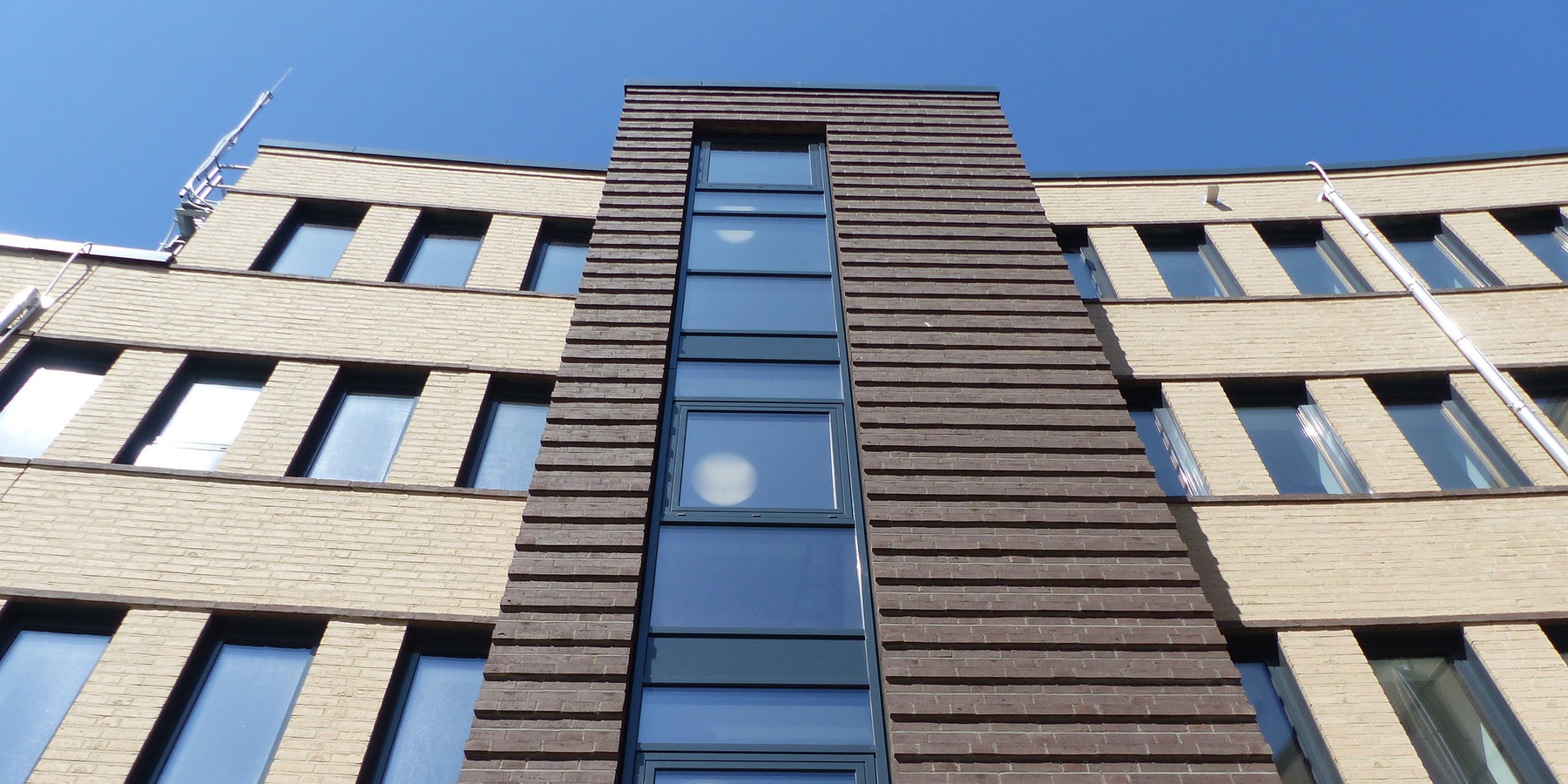 Detailansicht der rückwärtigen Fassade mit Treppenhaus © 2023 SBL Greifswald