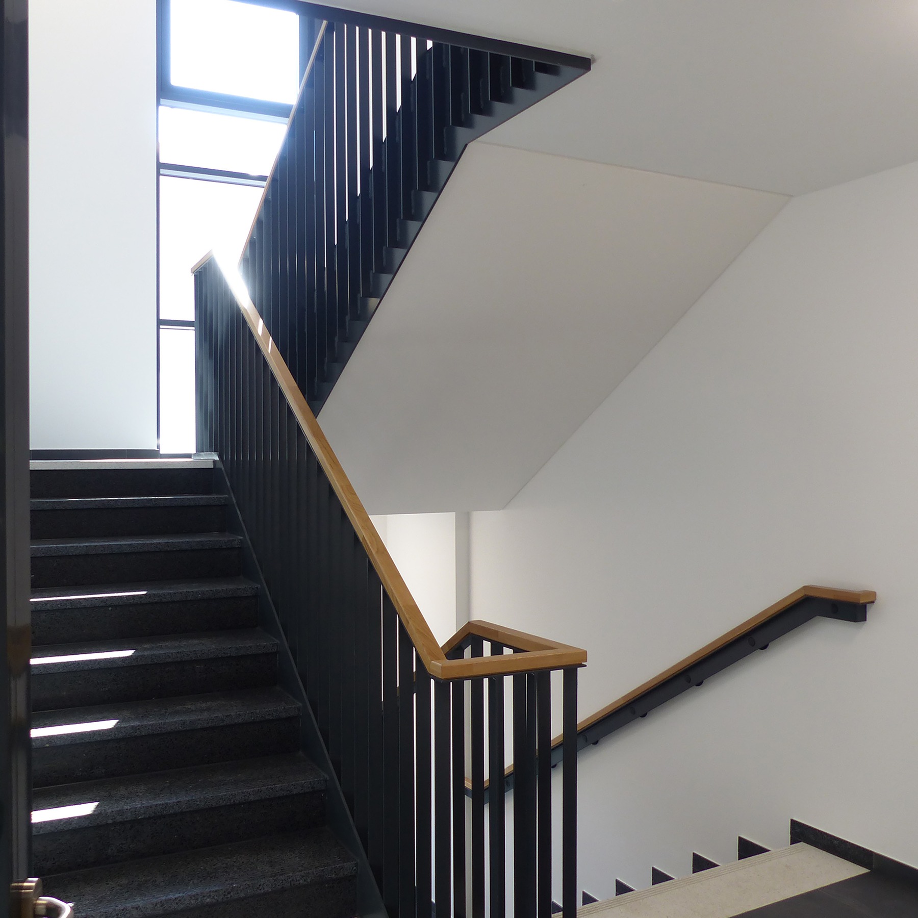 Blick in eines der hellen und großzügigen Treppenhäuser © 2023 SBL Greifswald