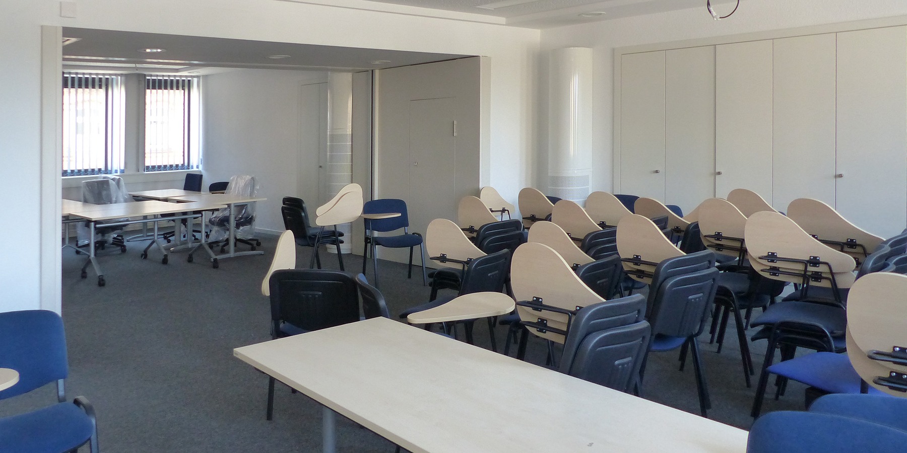 Blick in den Schulungsraum, der durch eine mobile Trennwand geteilt und flexibel genutzt werden kann © 2023 SBL Greifswald