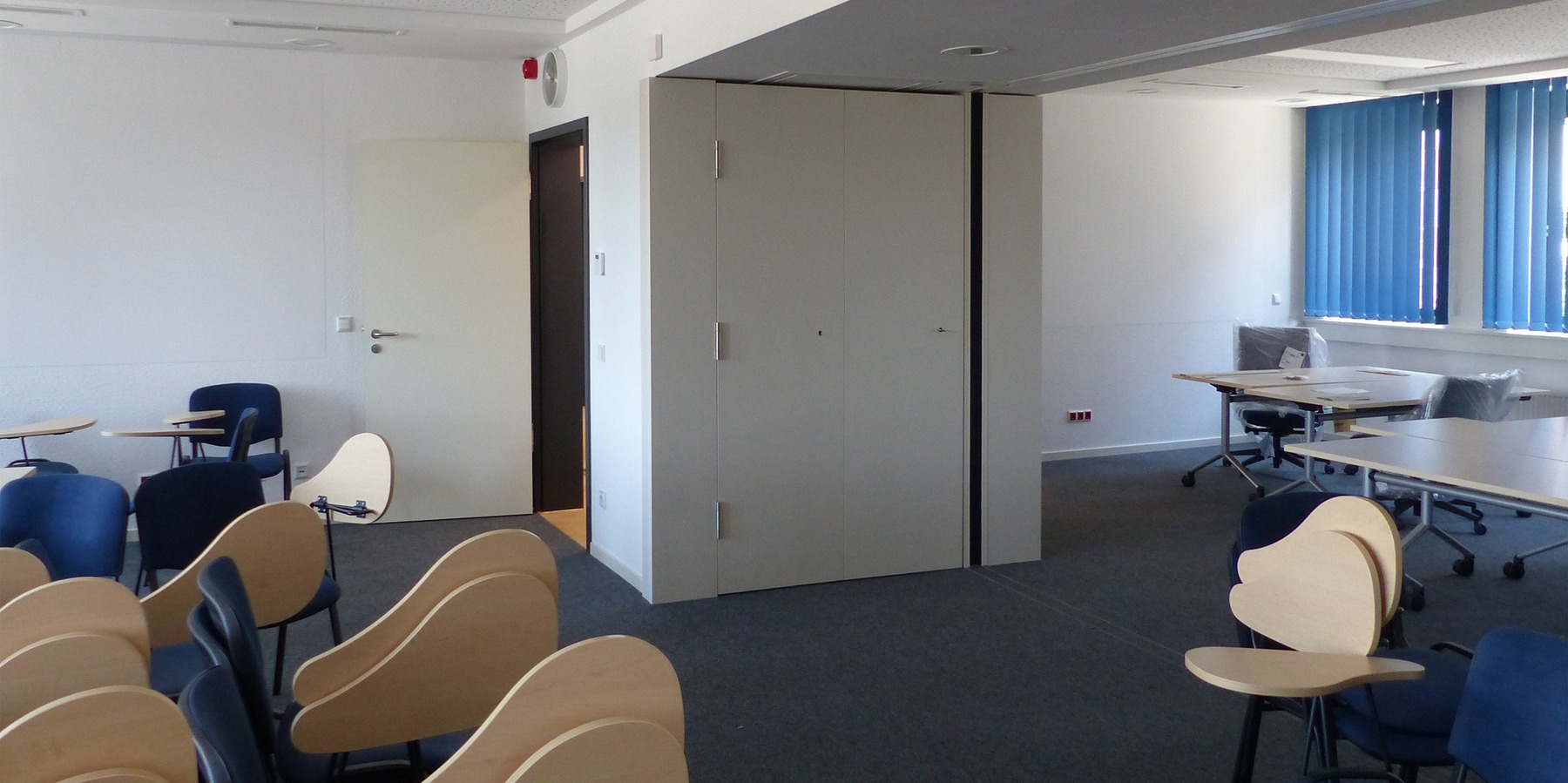 Blick in den Schulungsraum, der durch eine mobile Trennwand geteilt und flexibel genutzt werden kann © 2023 SBL Greifswald
