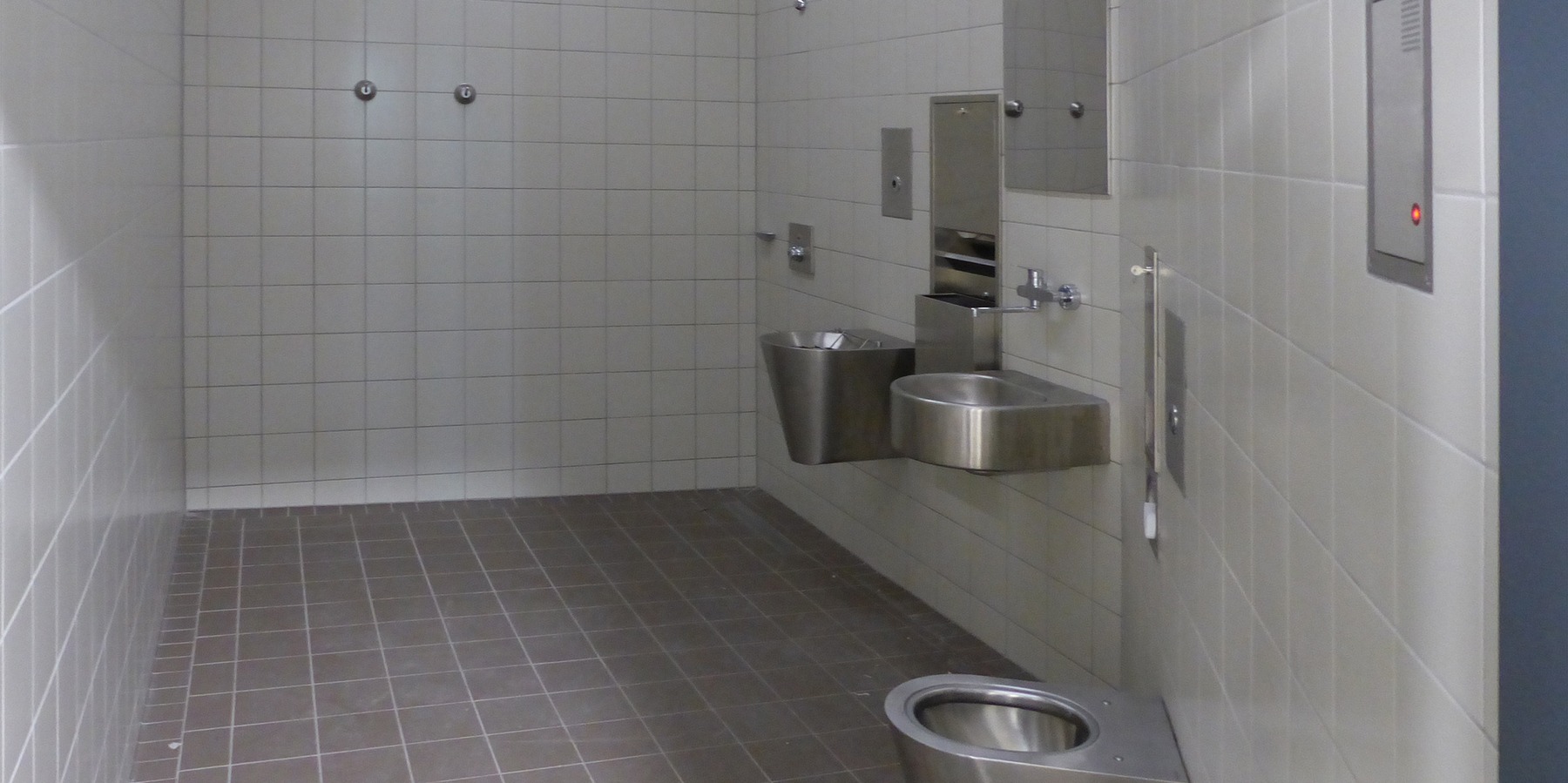 Sanitärraum im Gewahrsamsbereich mit vandalensicherer Ausstattung © 2023 SBL Greifswald