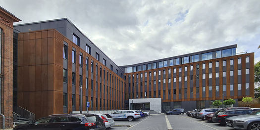 Blick auf den Justizneubau in Greifswald © 2023 SBL Neubrandenburg