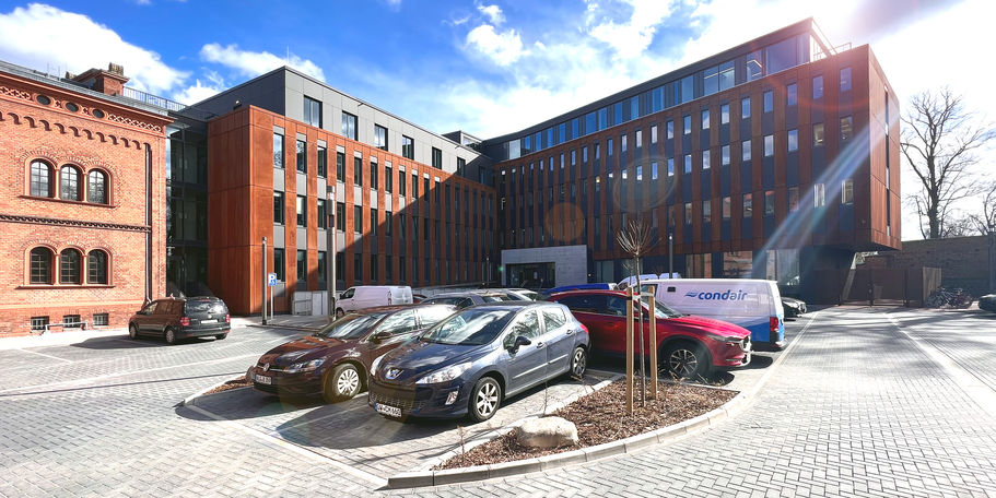 Blick auf den Neubau für die Justiz in Greifswald, links das historische Gebäude (A1) © 2023 buttler architekten GmbH