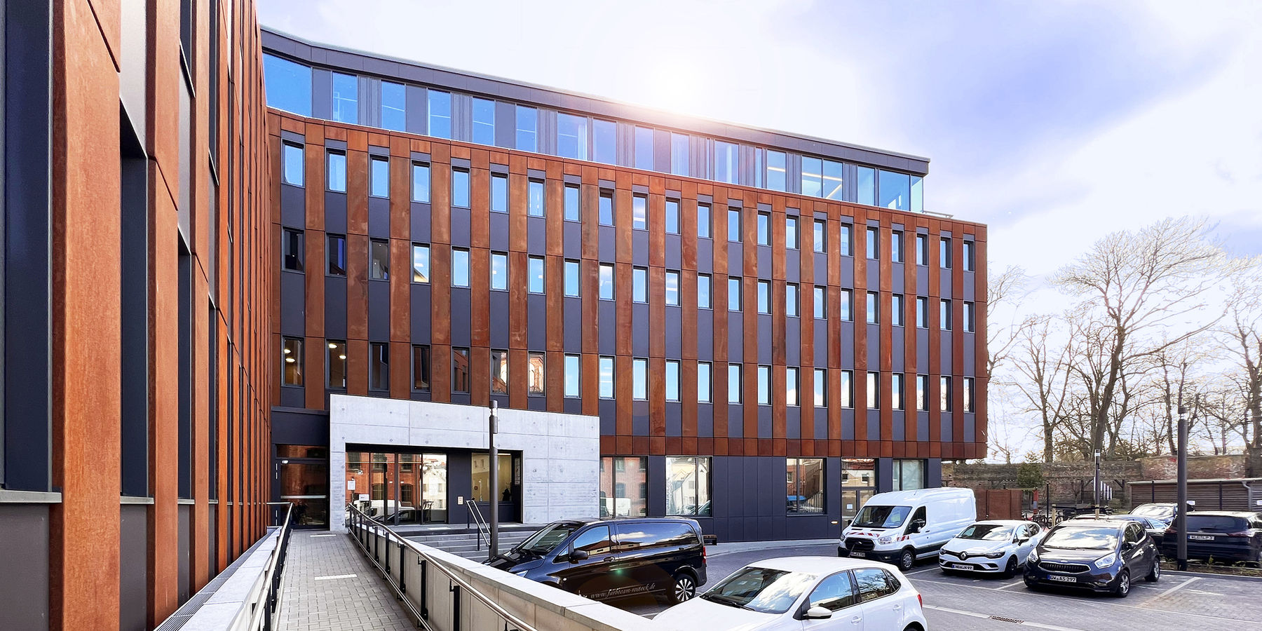 Eine barrierefreie Rampe führt zum Haupteingang des Neubaus. © 2023 buttler architekten GmbH