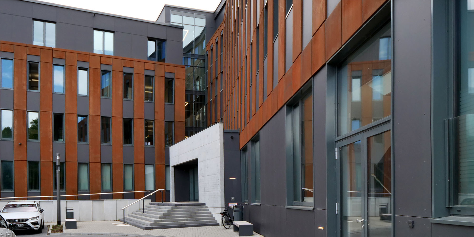 Der Gebäudekomplex ist über einen neuen Haupteingang im Hofbereich zwischen N1 und N2 erschlossen. © 2023 SBL Neubrandenburg