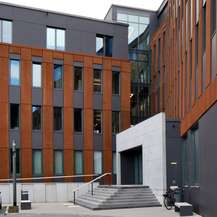 Der Gebäudekomplex ist über einen neuen Haupteingang im Hofbereich zwischen N1 und N2 erschlossen. © 2023 SBL Neubrandenburg