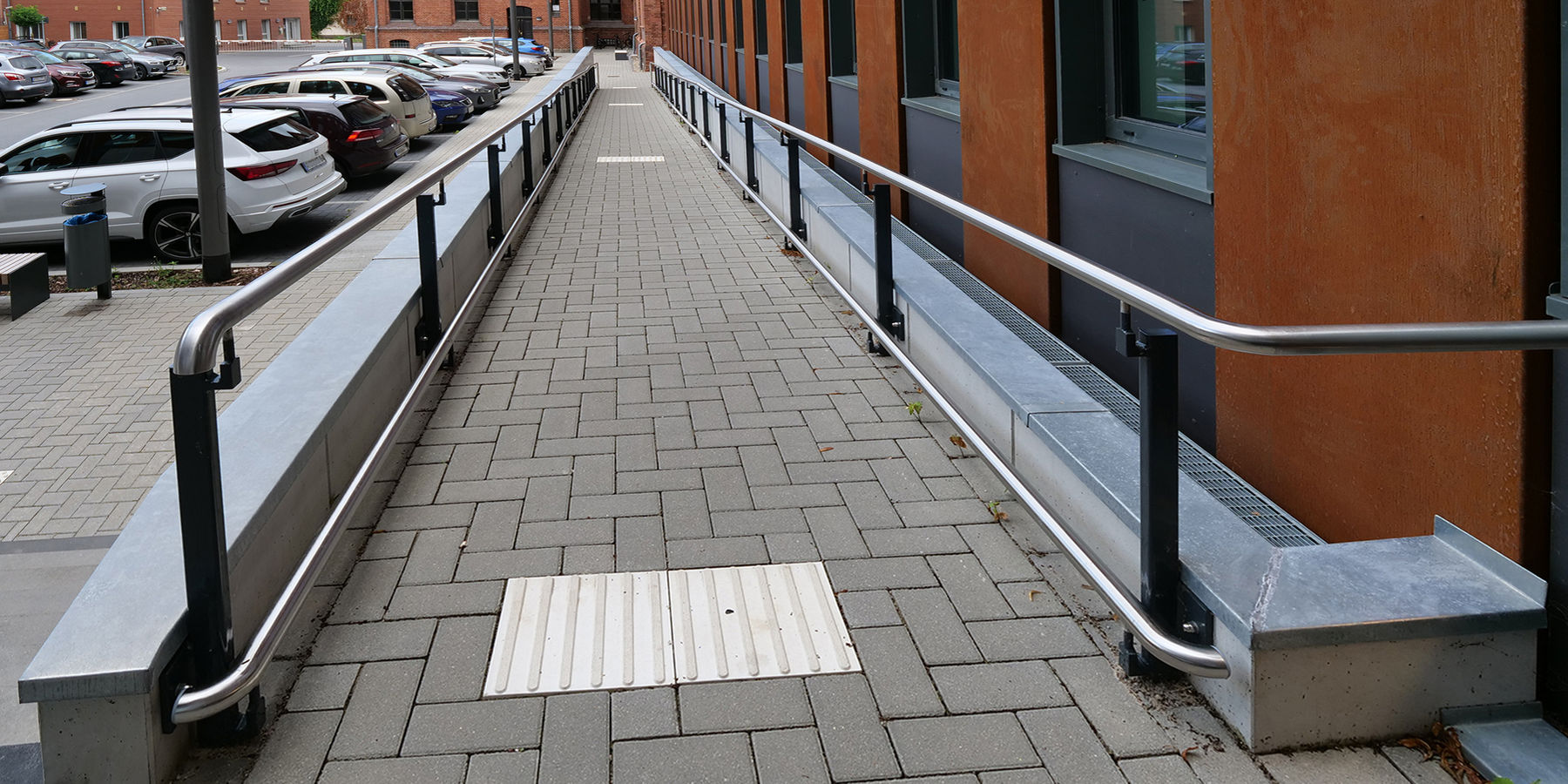 Barrierefreie Rampe zum Haupteingang Justizzentrum © 2023 SBL Neubrandenburg