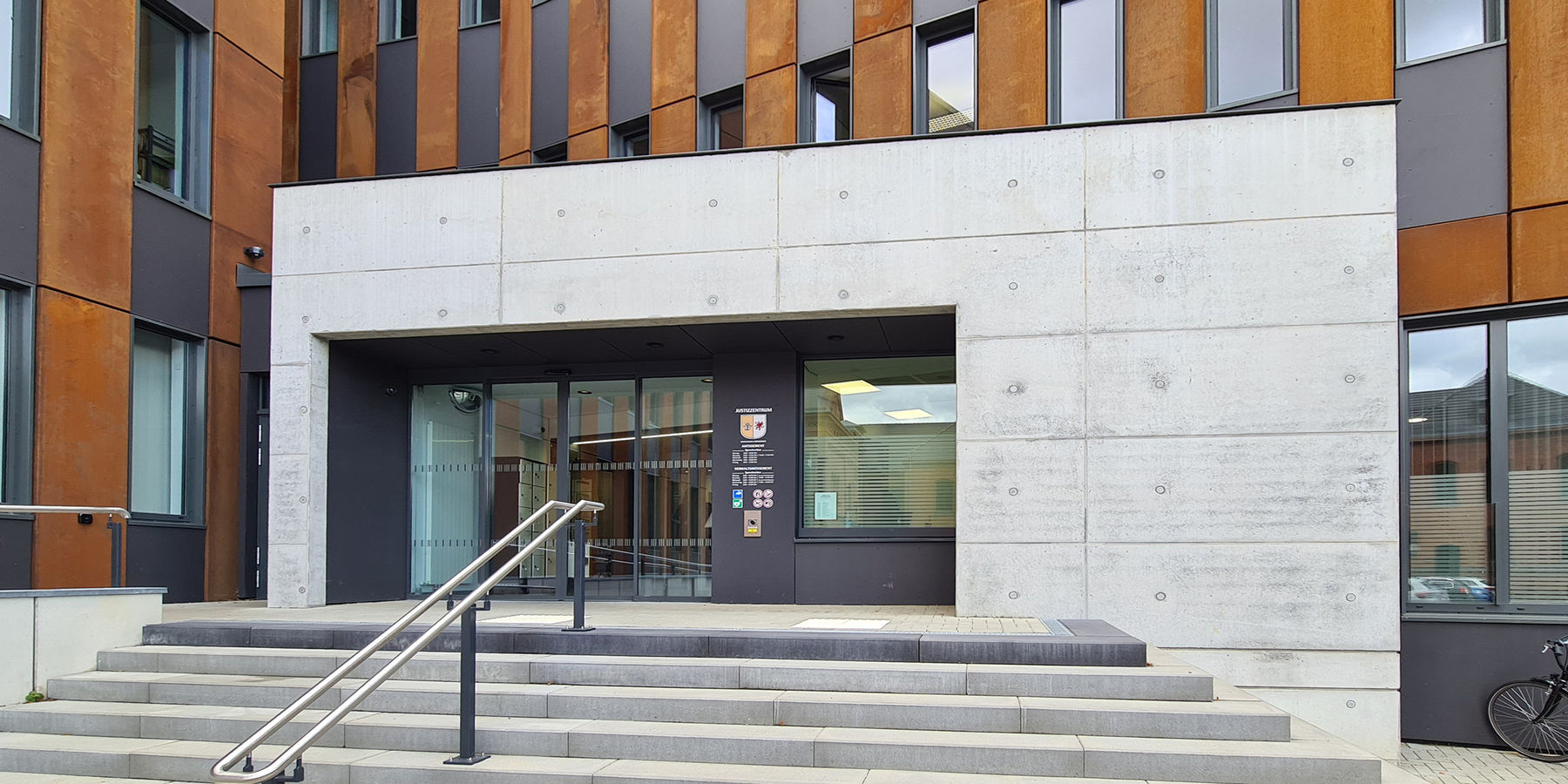 Haupteingang Justizzentrum  © 2023 SBL Neubrandenburg