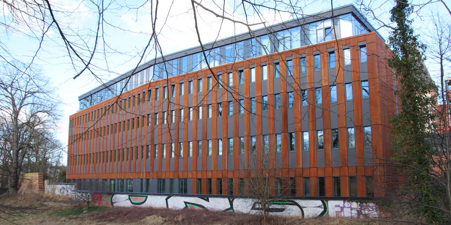 Gebäuderückansicht aus Richtung Wallgraben © 2023 SBL Neubrandenburg