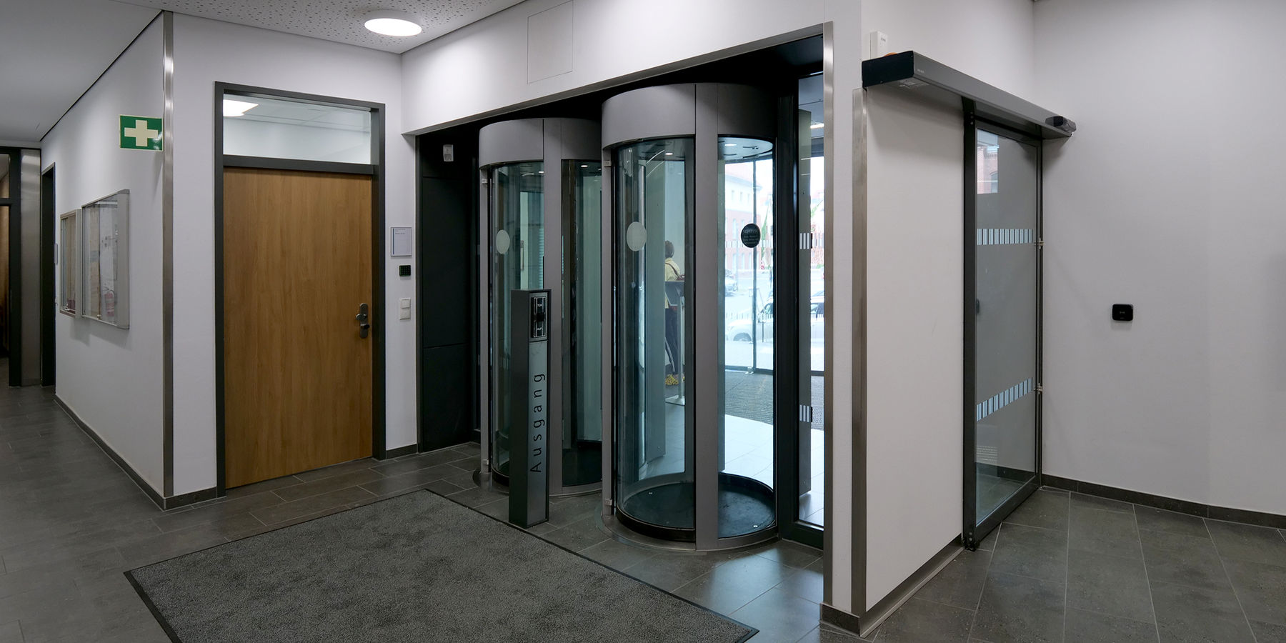 Der Haupteingang verfügt über eine Schleusenanlage mit angrenzendem Wach- und Pfortenbereich. © 2023 SBL Neubrandenburg