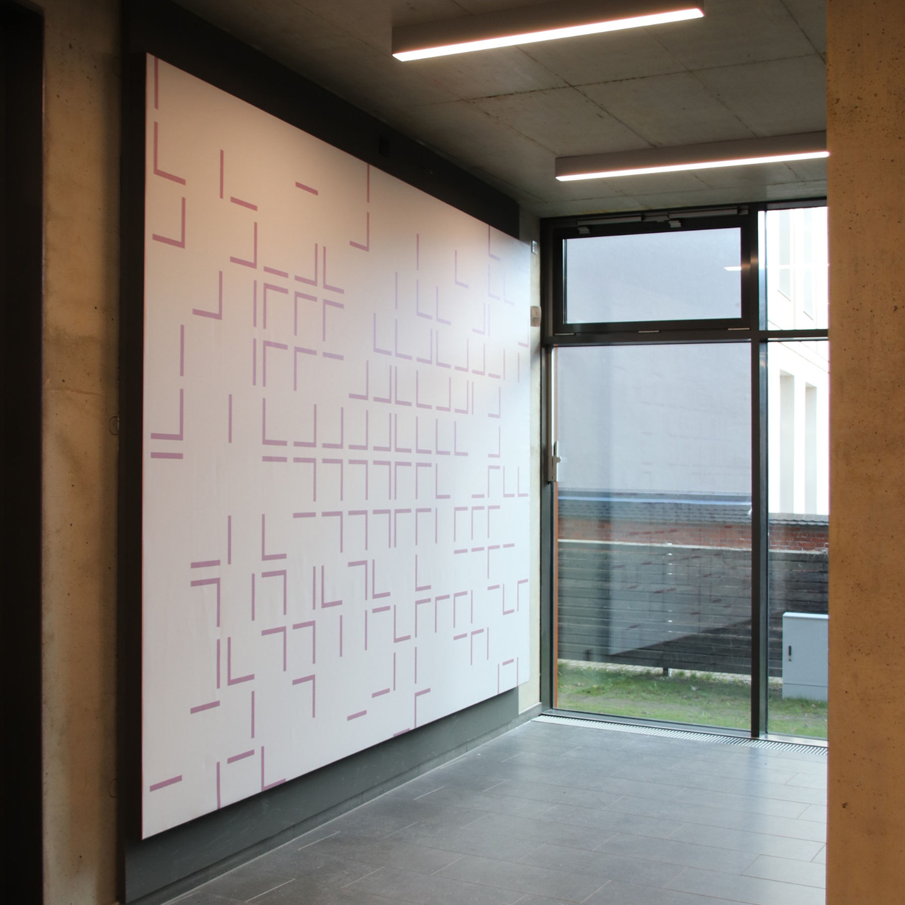 im hinteren Treppenhaus des Erdgeschosses ein weiterer Absorber nach Entwürfen von Susanne Gabler © 2023 SBL Neubrandenburg