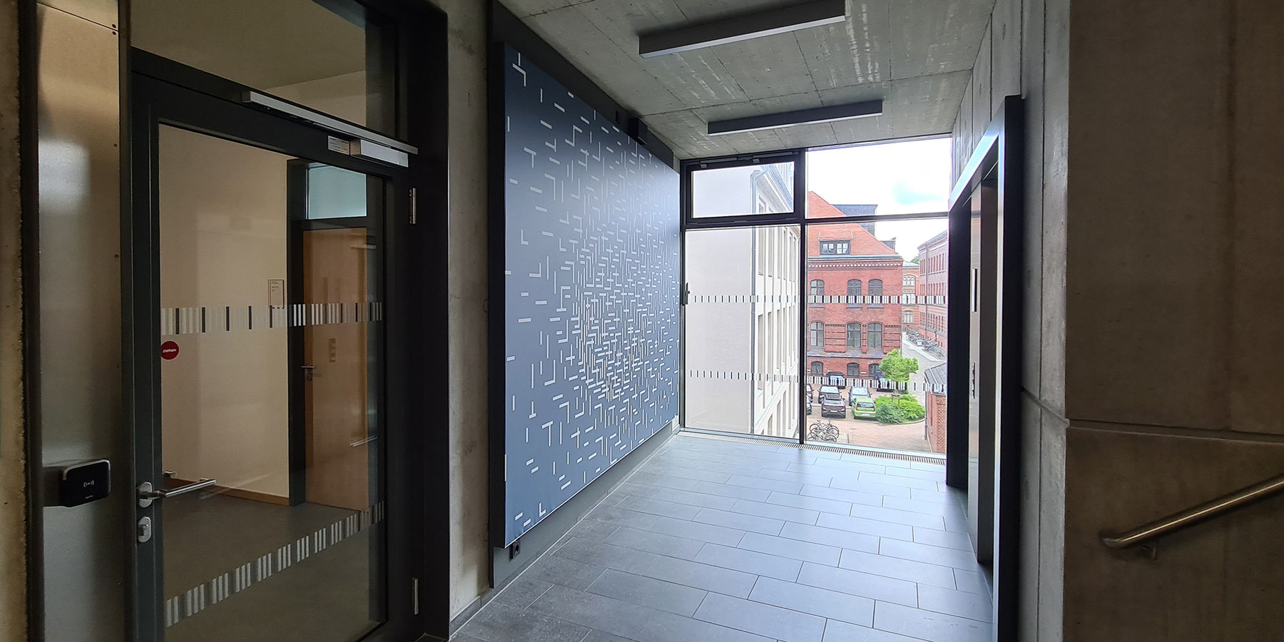 im hinteren Treppenhaus des 1. Obergeschosses ein weiterer Absorber nach Entwürfen von Susanne Gabler © 2023 SBL Neubrandenburg