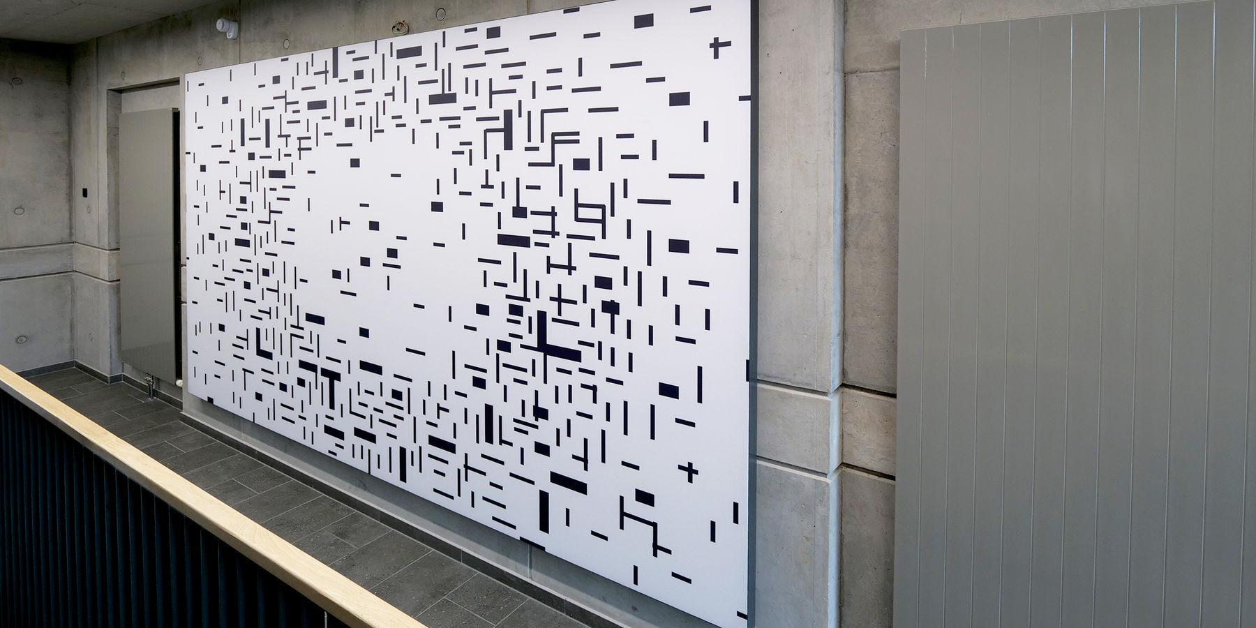 Blick in das Treppenhaus im 2. Obergeschoss mit einer weiteren künstlerischen Gestaltung des Absorbers nach Entwürfen von Susanne Gabler © 2023 SBL Neubrandenburg