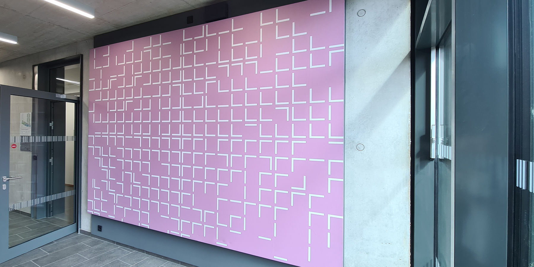 im hinteren Treppenhaus des 2. Obergeschosses ein weiterer Absorber nach Entwürfen von Susanne Gabler © 2023 SBL Neubrandenburg