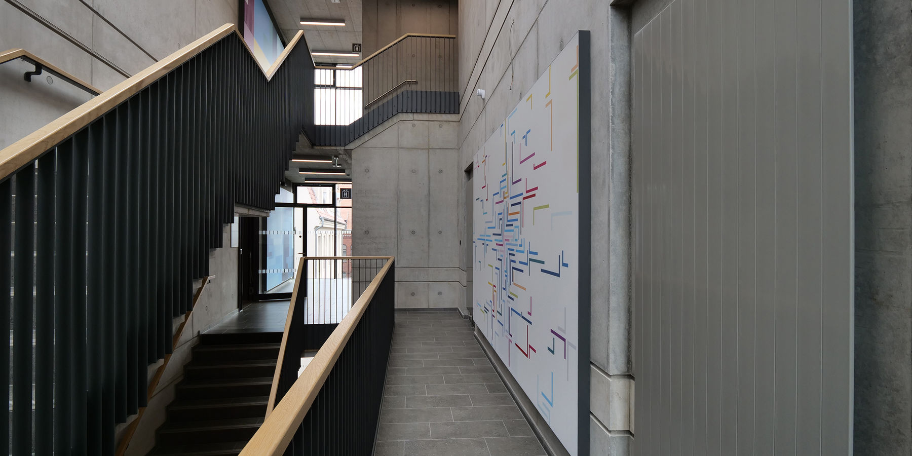 Blick in das Treppenhaus im 3. und 4. Obergeschoss mit weiteren künstlerischen Gestaltungen des Absorbers nach Entwürfen von Susanne Gabler © 2023 SBL Neubrandenburg