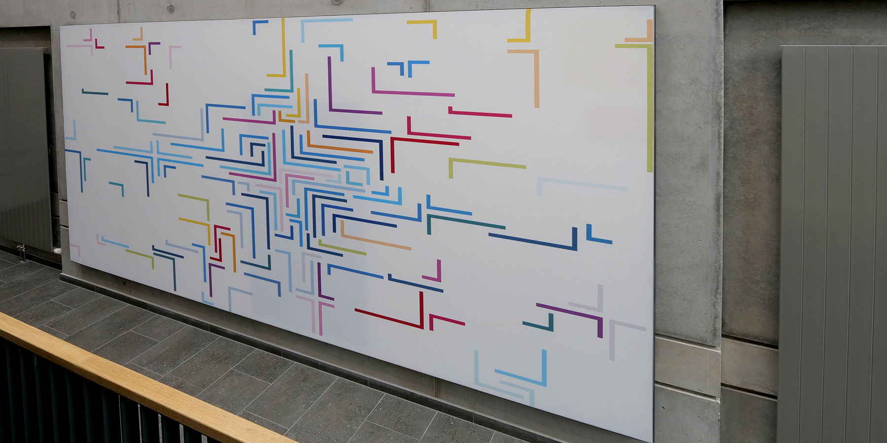 Blick in das Treppenhaus im 3. Obergeschoss mit einer weiteren künstlerischen Gestaltung des Absorbers nach Entwürfen von Susanne Gabler © 2023 SBL Neubrandenburg