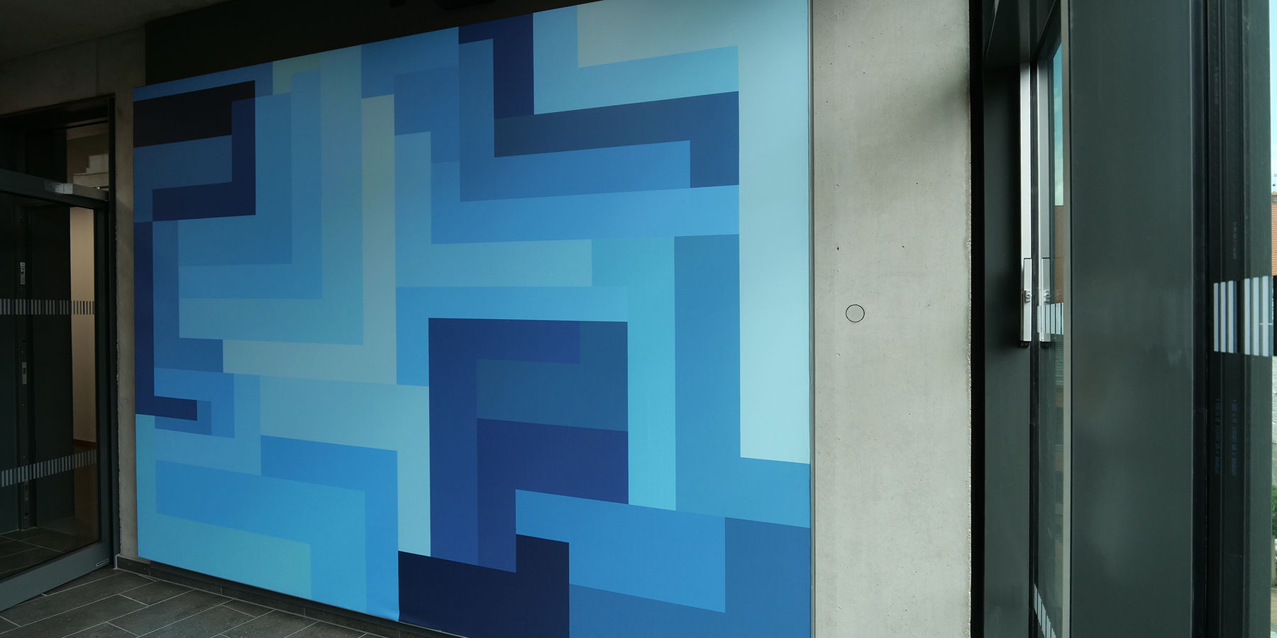 im hinteren Treppenhaus des 3. Obergeschosses ein weiterer Absorber nach Entwürfen von Susanne Gabler © 2023 SBL Neubrandenburg