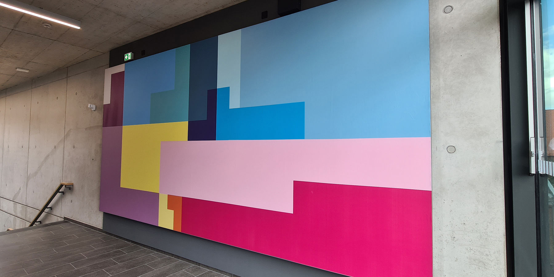 im hinteren Treppenhaus des 4. Obergeschosses ein weiterer Absorber nach Entwürfen von Susanne Gabler © 2023 SBL Neubrandenburg