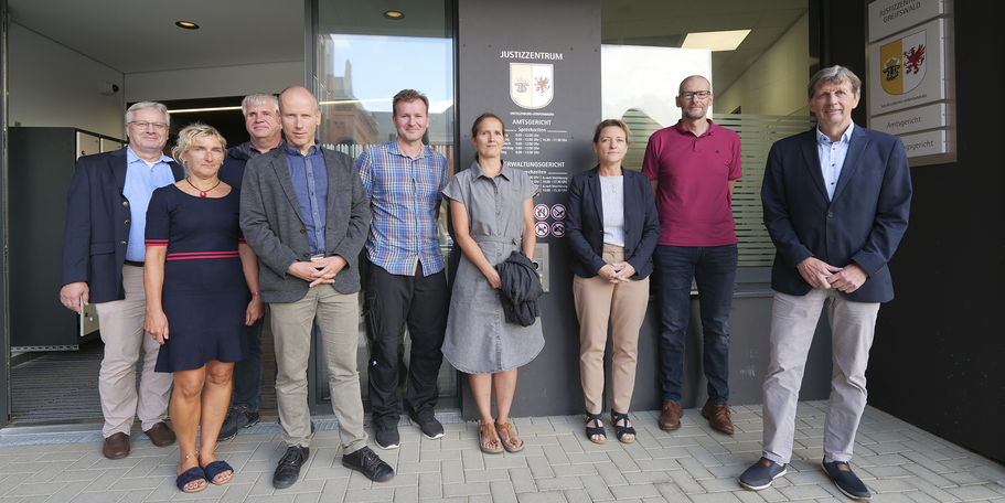 Nach der Übergabe von links nach rechts: Michael Ring, Kerstin Jagusch, Henry Woytaszak, Karsten Ullmann und Carsten Paditz, Christiane Schult, Anja Hoffmann, Thomas Maron sowie Eckhard Hintz  © 2023 SBL Neubrandenburg