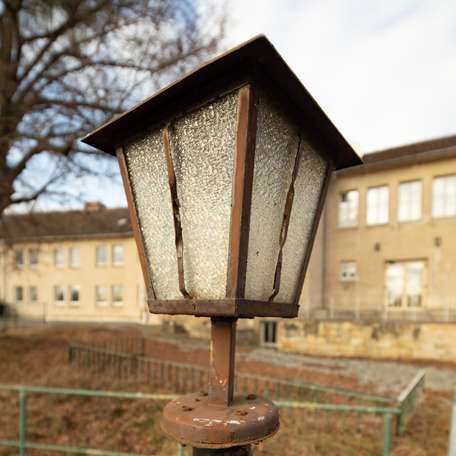 bauzeitlicher Leuchtkörper im Außenbereich © 2023 Christian Hoffmann (sbl-mv / Finanzministerium MV)