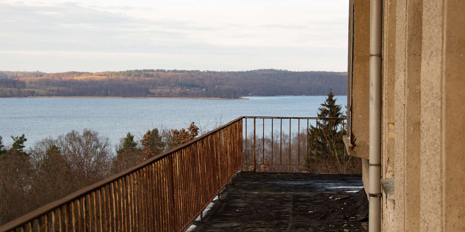 Blick vom Balkon des ehemaligen Speisesaals auf den Tollensesee © 2023 Christian Hoffmann (sbl-mv / Finanzministerium MV)