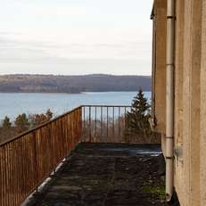 Blick vom Balkon des ehemaligen Speisesaals auf den Tollensesee © 2023 Christian Hoffmann (sbl-mv / Finanzministerium MV)