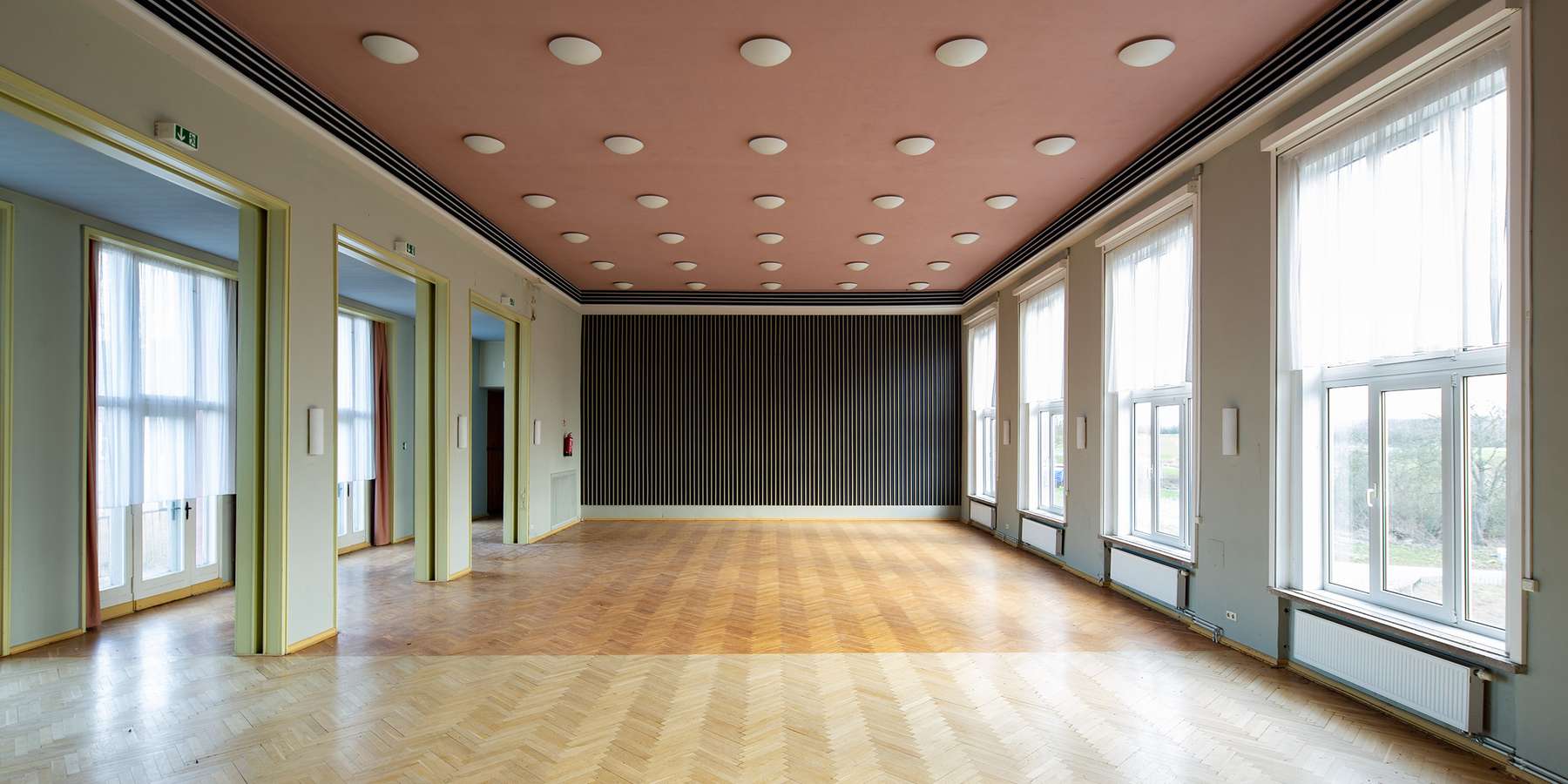 großer Veranstaltungsraum mit Bühne © 2023 Christian Hoffmann (sbl-mv / Finanzministerium MV)