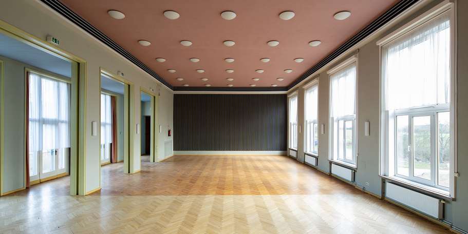 großer Veranstaltungsraum mit Bühne © 2023 Christian Hoffmann (sbl-mv / Finanzministerium MV)