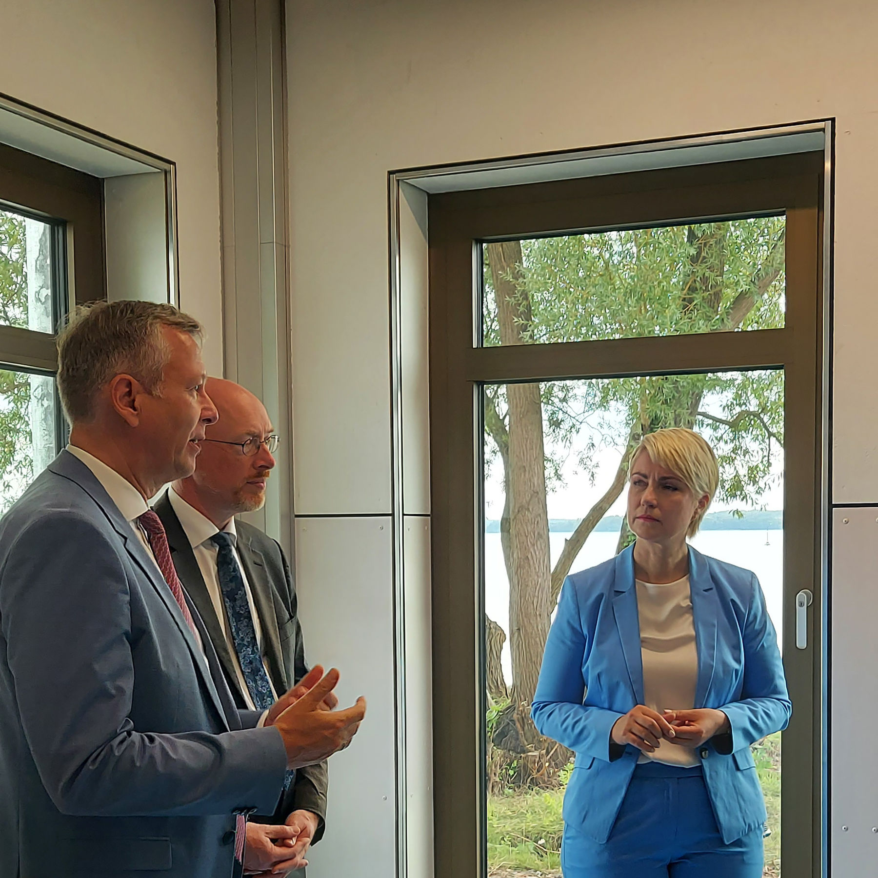 Herr Dr. Geue, Herr Pegel und Frau Schwesig im Inneren des Gebäudes © 2023 SBL Schwerin