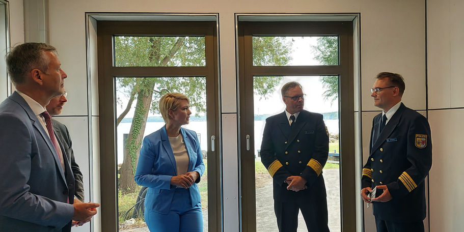 Herr Dr. Geue, Herr Pegel und Frau Schwesig im Gespräch mit Herrn Müller und Herrn Wiegert © 2023 SBL Schwerin