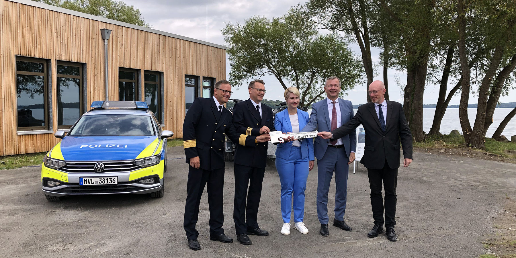 Der symbolisch Schlüssel wird übergeben. v.l.n.r. Herr Müller, Herr Wiegert, Frau Schwesig, Herr Dr. Geue, Herr Pegel © 2023 SBL Schwerin