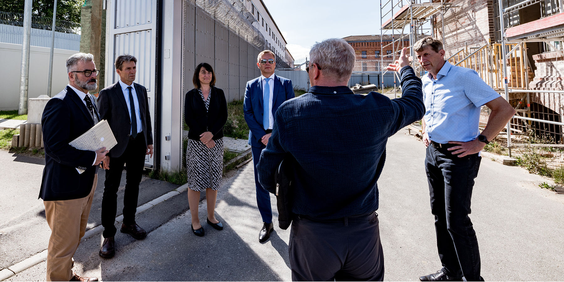 v. l. n. r. Stephan Hagemann Abteilungsleiter Justizministerium, Frank Grotjohann, Leiter JVA Bützow, Justizministerin Jacqueline Bernhardt, Finanzminister Dr. Heiko Geue, Bauleiter Wieczorek, A P Wismar und Eckhard Hintz, SBL Neubrandenburg beim Baustell © 2023 Jens Kötz