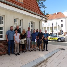 Zufriedene Gesichter bei allen Teilnehmenden nach der Übergabe, v.l.n.r: Sandro Gladrow – Planer HLS vom beauftragten Büro AIU Stralsund, Simone Boeck – verantwortliche Projektleiterin SBL, Jörg Furth - Sachbearbeiter Maschinenbau/TGA SBL, Marlies Hageman © 2023 SBL Greifswald