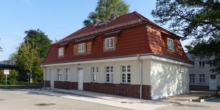 Blick aus Nordwesten auf die Vorder- und Giebelseite des  sanierten Gebäudes mit Haupt- und Nebeneingang © 2023 SBL Greifswald