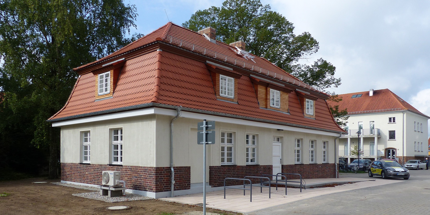 Blick aus Nordosten auf die Vorderseite des  sanierten Gebäudes mit Haupteingang © 2023 SBL Greifswald