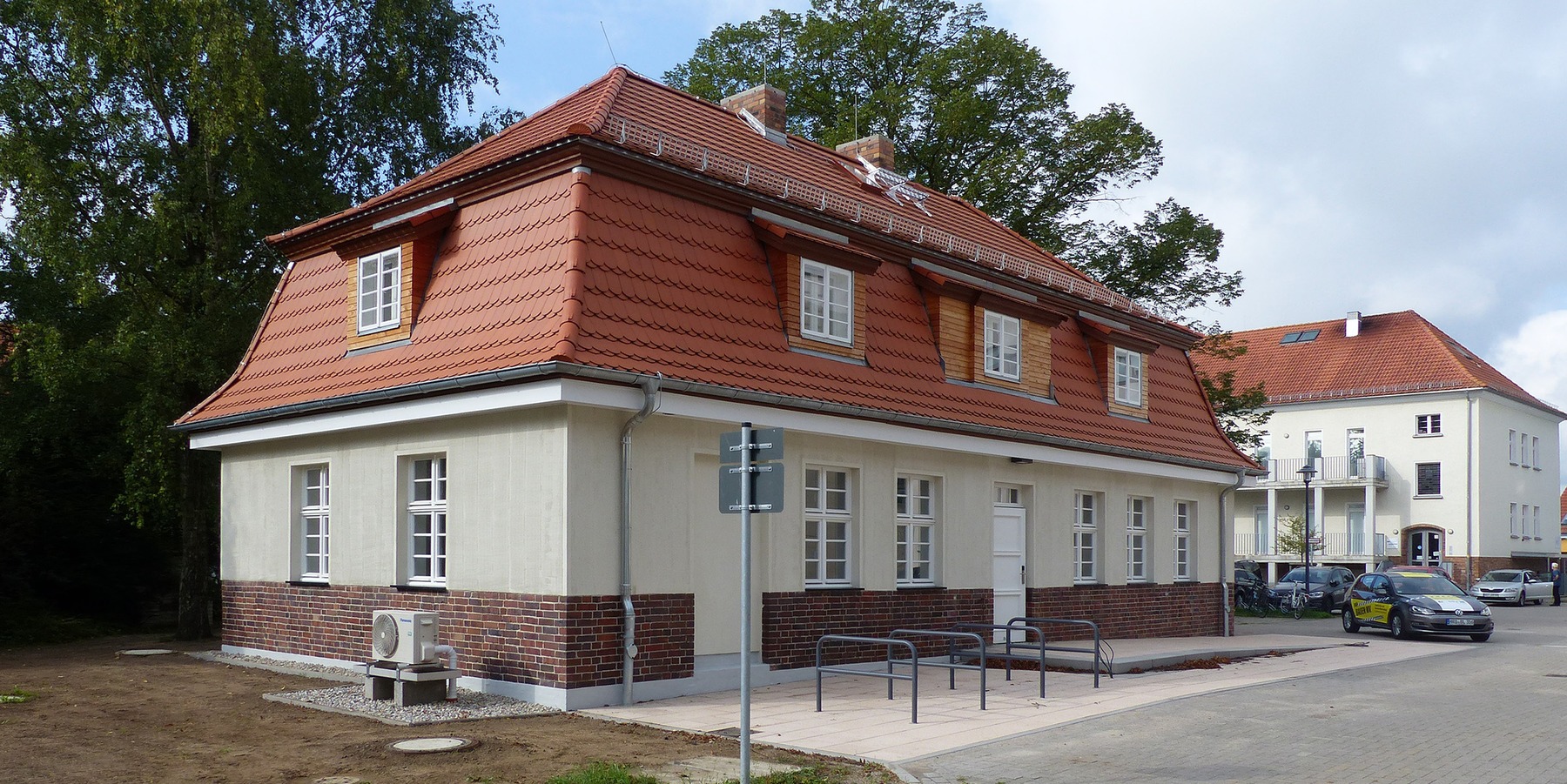 Blick aus Nordosten auf die Vorderseite des  sanierten Gebäudes mit Haupteingang © 2023 SBL Greifswald
