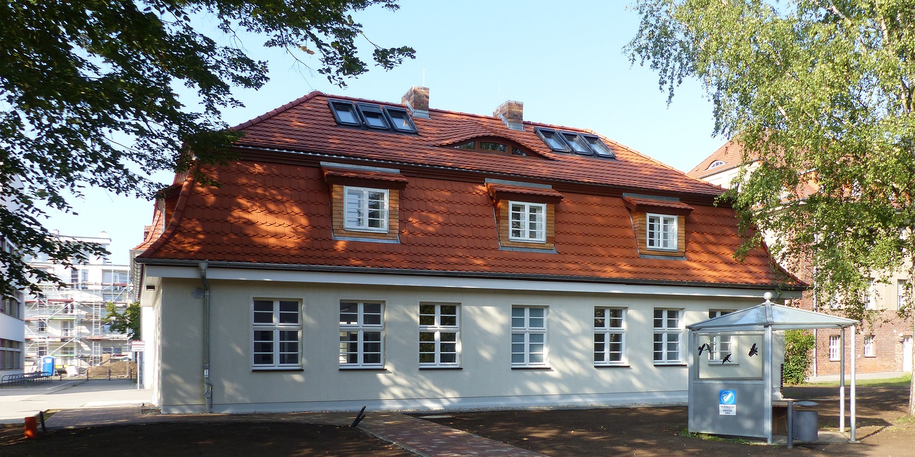 Blick von Süden auf die Rückseite des  sanierten Gebäudes © 2023 SBL Greifswald