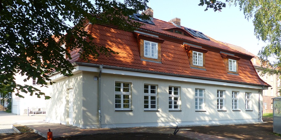 Blick von Südwesten auf die Rückseite des  sanierten Gebäudes © 2023 SBL Greifswald