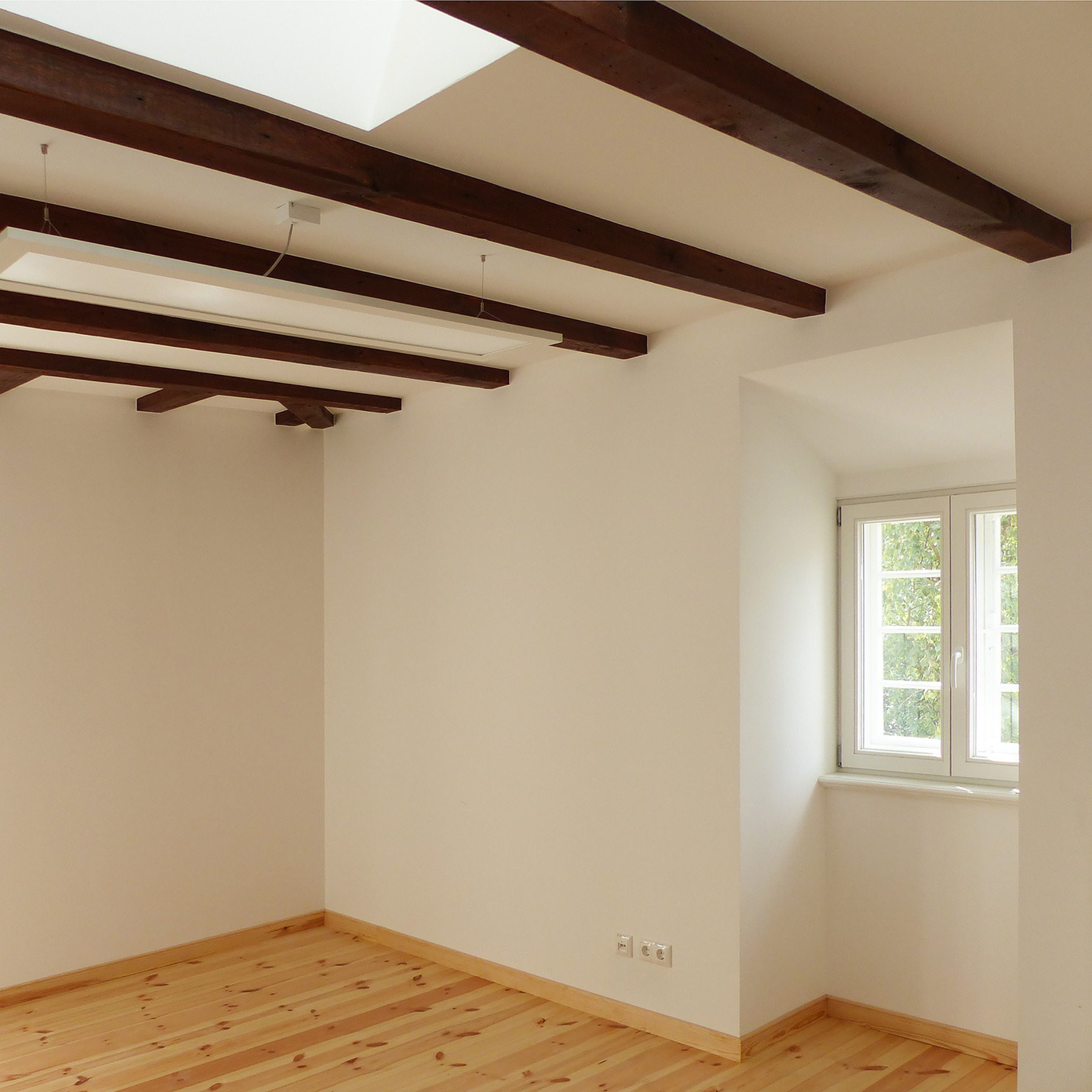 Blick in einen zukünftigen Büroraum im Dachgeschoss © 2023 SBL Greifswald