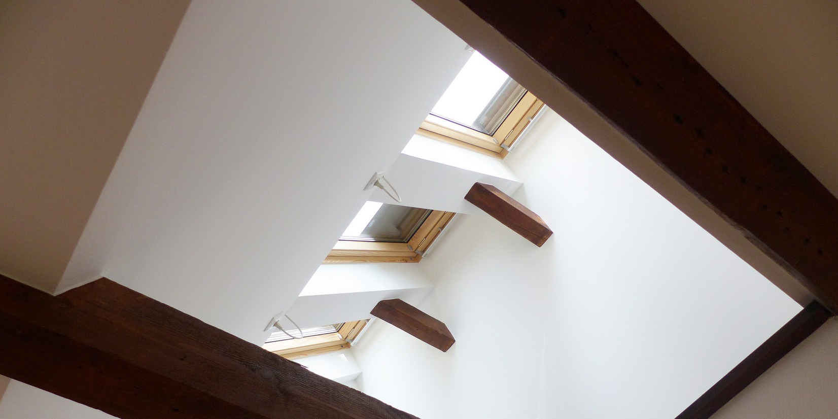 Neu eingebaute Oberlichter sorgen für ausreichende Belichtung und Belüftung der Büroräume im Dachgeschoss © 2023 SBL Greifswald