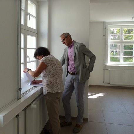 Projektleiterin Simone Boeck und Amtsleiter Stephan Aufdermauer vom SBL Greifswald unterzeichnen die Übergabedokumente © 2023 SBL Greifswald