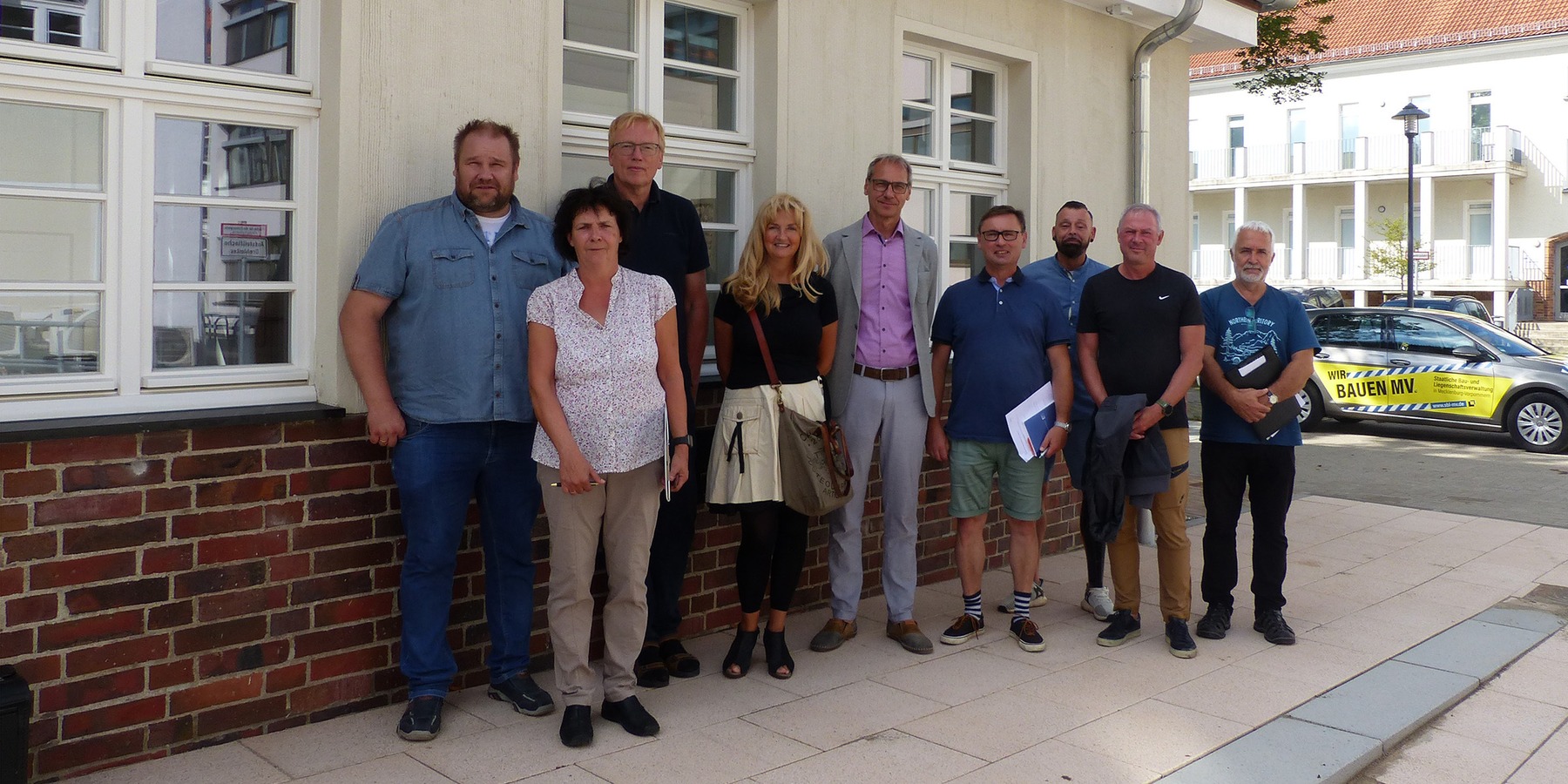 Zufriedene Gesichter bei allen Teilnehmenden nach der Übergabe, v.l.n.r: Sandro Gladrow – Planer HLS vom beauftragten Büro AIU Stralsund, Simone Boeck – verantwortliche Projektleiterin SBL, Jörg Furth - Sachbearbeiter Maschinenbau/TGA SBL, Marlies Hageman © 2023 SBL Greifswald