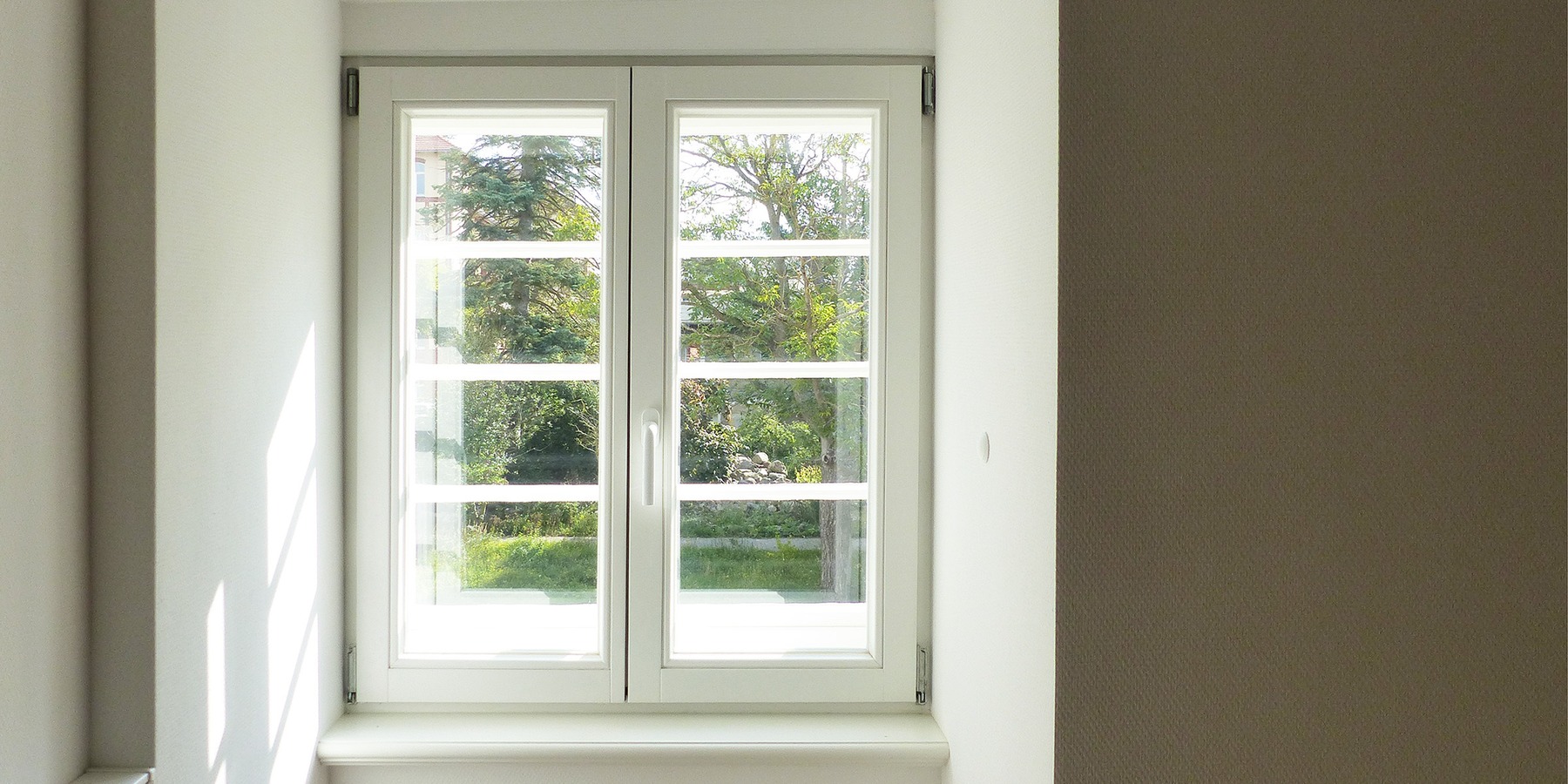 Büroraum im Dachgeschoss mit Ausblick ins Grüne für die Botaniker © 2023 SBL Greifswald