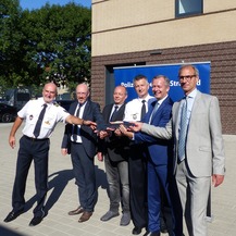 Glückliche Gesichter nach der symbolischen Schlüsselübergabe, v.l.n.r.: Polizeipräsident Thomas Dabel, Innenminister Christian Pegel, stellvertretender Leiter KK Stralsund Carsten Schmarsow, stellvertretender Leiter PHR Stralsund Olaf Haase, Finanzministe © 2023 SBL Greifswald