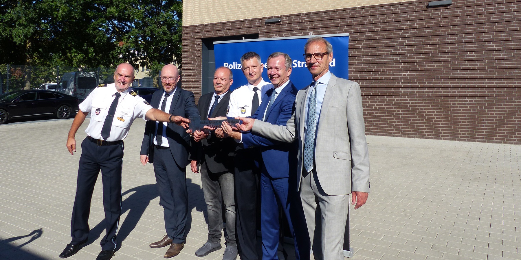 Glückliche Gesichter nach der symbolischen Schlüsselübergabe, v.l.n.r.: Polizeipräsident Thomas Dabel, Innenminister Christian Pegel, stellvertretender Leiter KK Stralsund Carsten Schmarsow, stellvertretender Leiter PHR Stralsund Olaf Haase, Finanzministe © 2023 SBL Greifswald