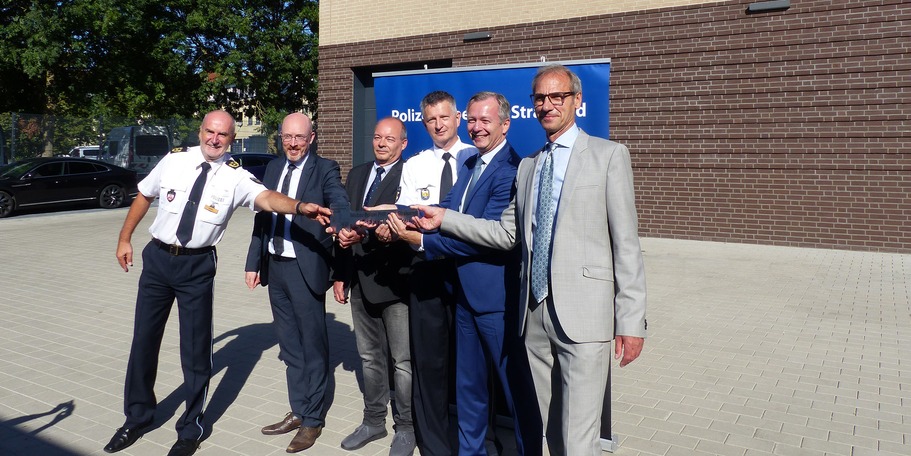Glückliche Gesichter nach der symbolischen Schlüsselübergabe, v.l.n.r.: Polizeipräsident Thomas Dabel, Innenminister Christian Pegel, stellvertretender Leiter KK Stralsund Carsten Schmarsow, stellvertretender Leiter PHR Stralsund Olaf Haase, Finanzministe © 2023 SBL Greifswald