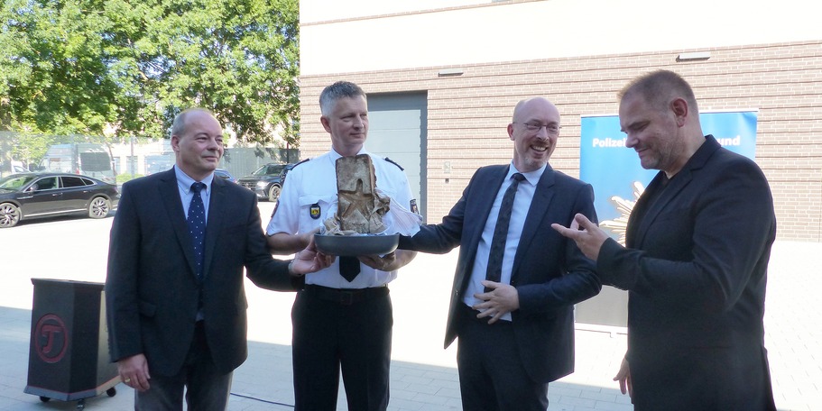 Oberbürgermeister Dr. Alexander Badrow (rechts) kam mit einem traditionellem, aber doch ganz besonderem Einweihungsgeschenk:  Stralsunder Backsteinbrot  und Salz - das Brot des Stralsunder Bäckermeisters Krämer wurde einem bei Ausgrabungsarbeiten im Meere © 2023 SBL Greifswald