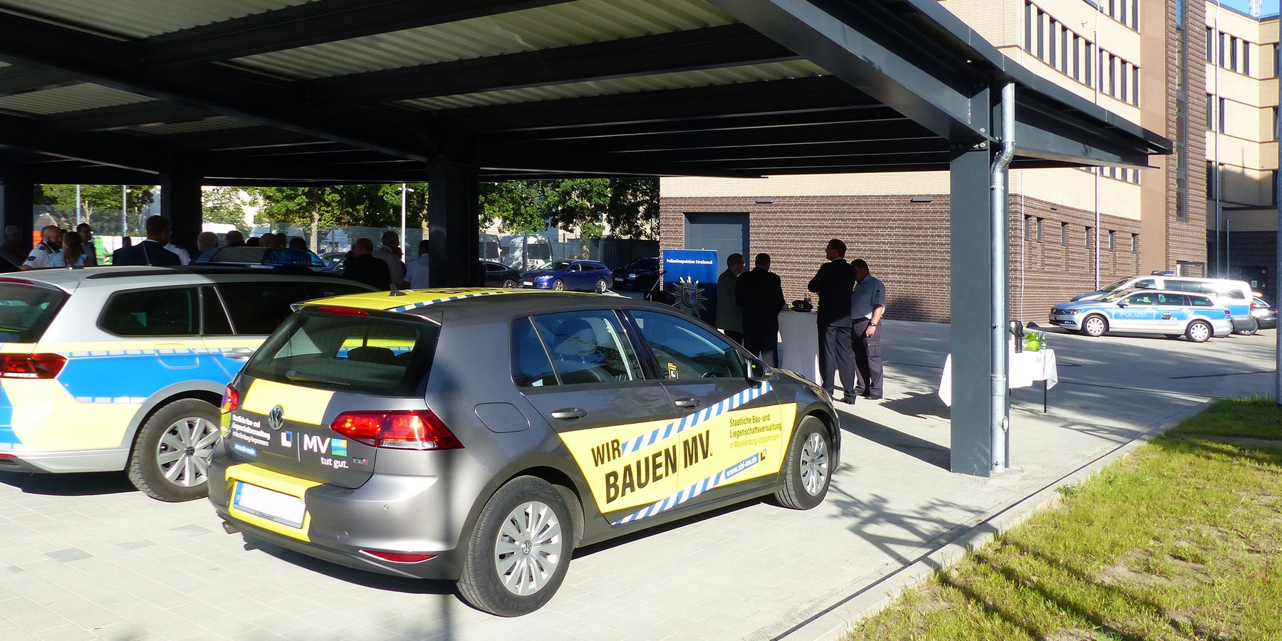 Vor der Feierlichen Übergabe - Blick vom Hofbereich mit Carportanlage © 2023 SBL Greifswald