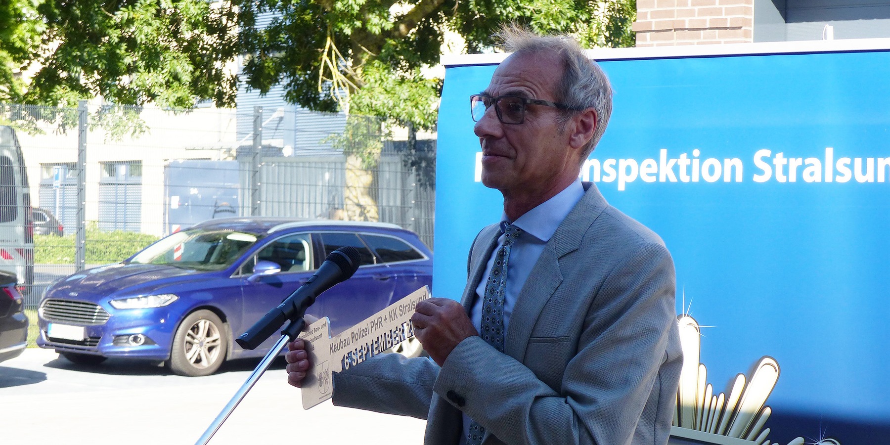 Stephan Aufdermauer, Leiter SBL Greifswald, präsentiert den symbolischen Übergabeschlüssel © 2023 SBL Greifswald