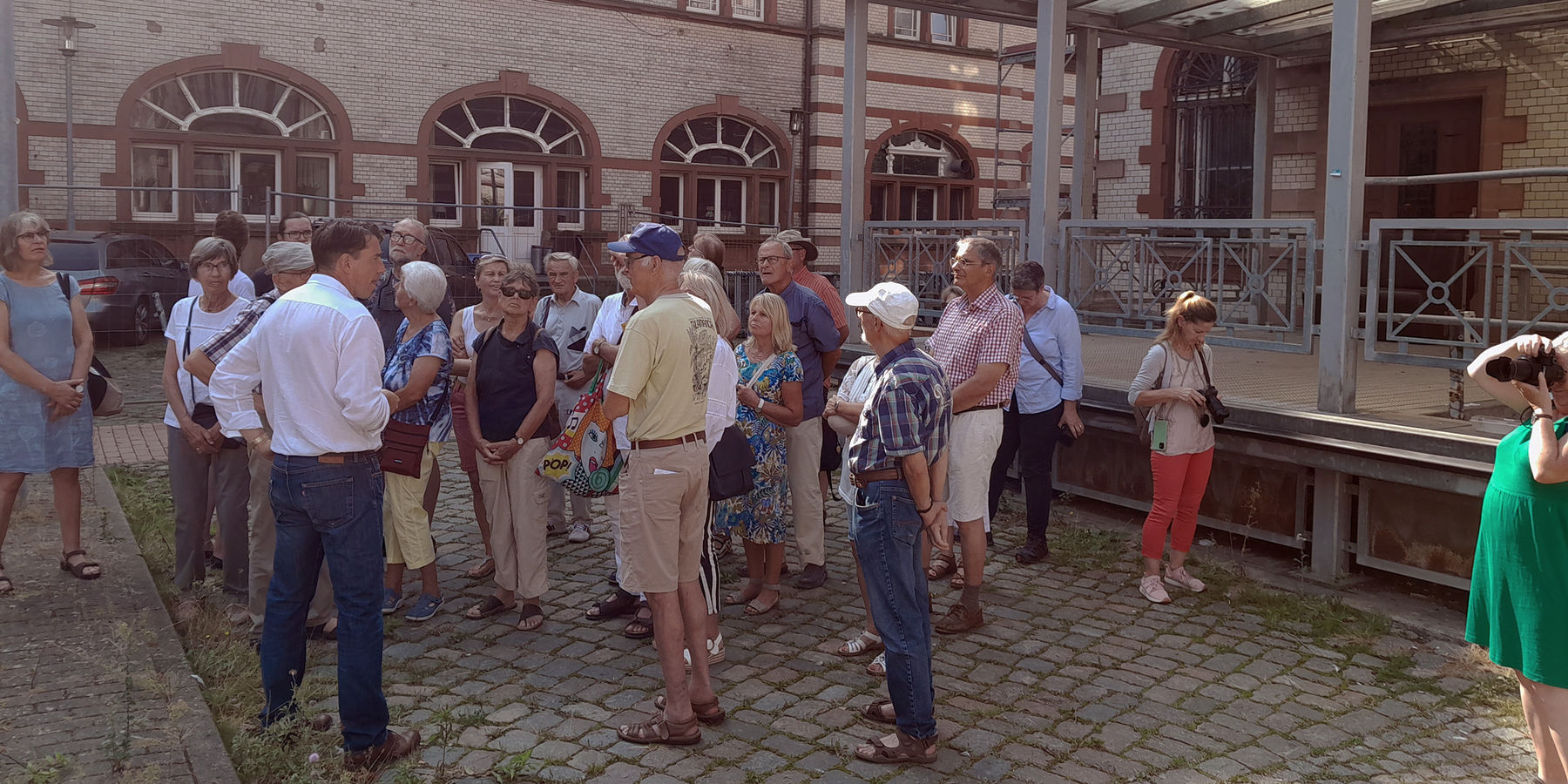 Kurze Einführung im Innenhof © 2024 SBL Schwerin